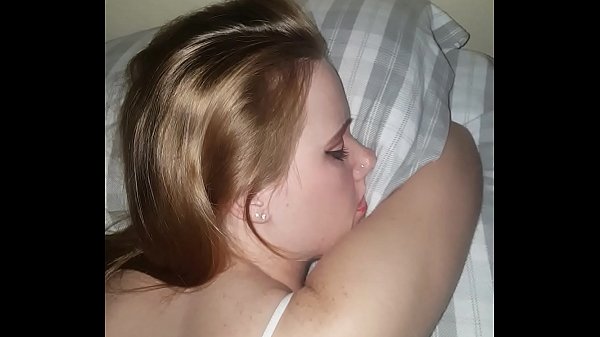 Пристроился к сочной попке спящей подружки блондинки и осторожно присунул в анальную щель